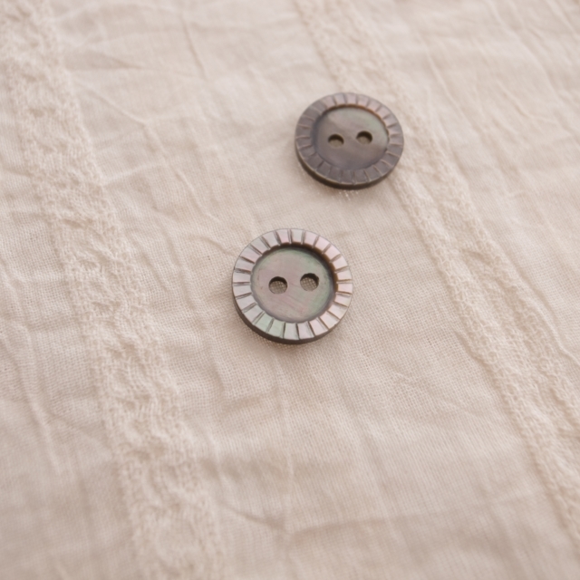 【丸型(定番 キザミ)】黒蝶貝ボタン#00180 2穴13mm