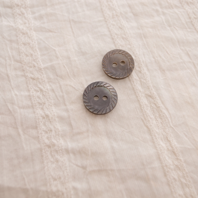 【丸型(定番 縄目)】黒蝶貝ボタン#00220 2穴13mm