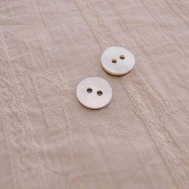 【丸型(定番)】黒蝶貝ボタン#0N104 2穴10mm