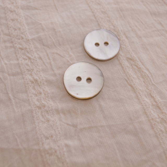 【丸型(定番)】黒蝶貝ボタン#0N104 2穴13mm
