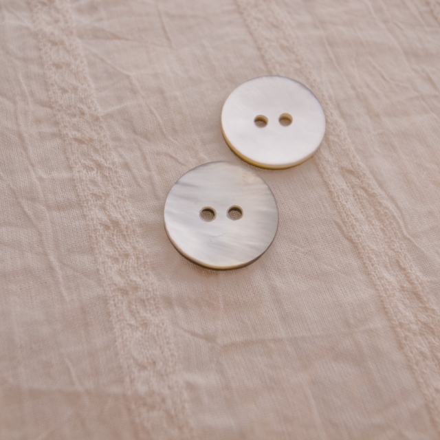 【丸型(定番)】黒蝶貝ボタン#0N104 2穴15mm