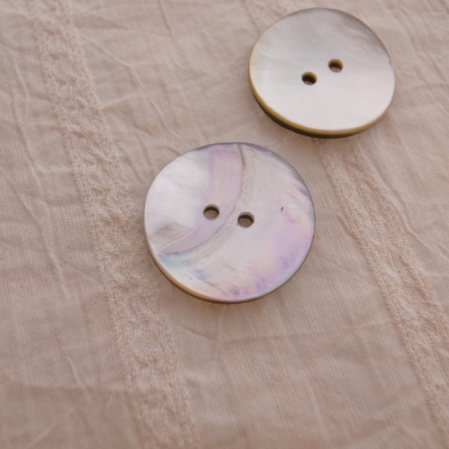 【丸型(定番)】黒蝶貝ボタン#0N104 2穴23mm