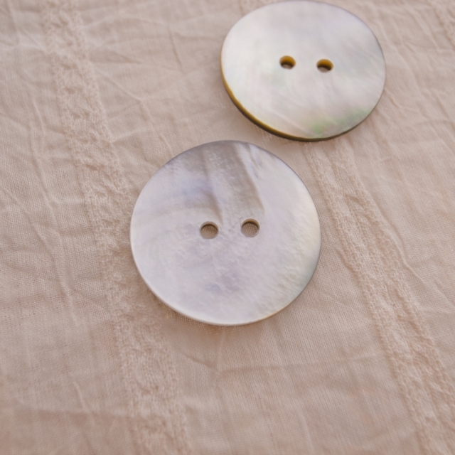 【丸型(定番)】黒蝶貝ボタン#0N104 2穴25mm