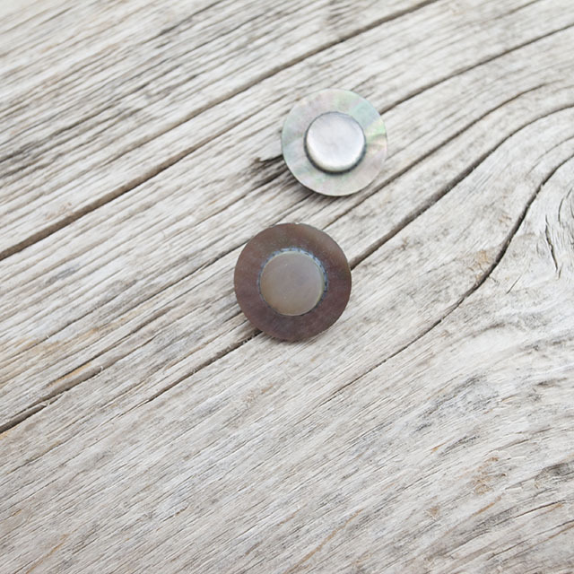 【黒蝶貝ボタン（花の形）】＃BT049 1穴金足  15mm