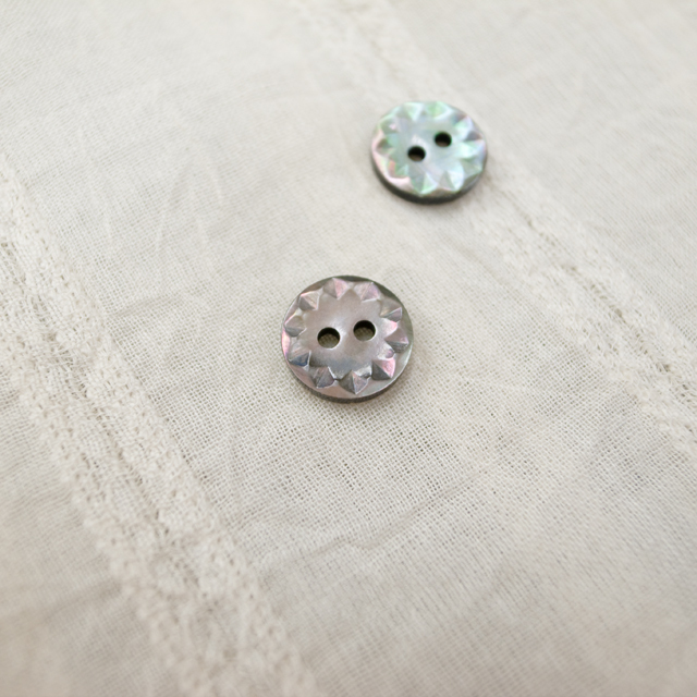 【丸型(デザイン 花切子)】黒蝶貝ボタン#bt061 2穴 10mm