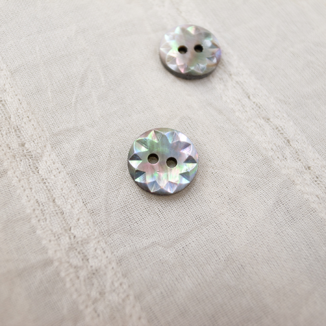 【丸型(デザイン 花切子)】黒蝶貝ボタン#bt061 2穴11.5mm