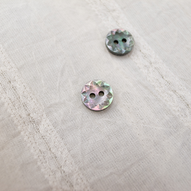 【丸型(デザイン 花切子)】黒蝶貝ボタン#bt061 2穴 9mm