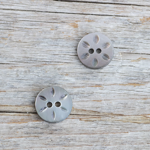 *限定品*【丸型(デザイン 花)】黒蝶貝ボタン#bt063 2穴11.5mm