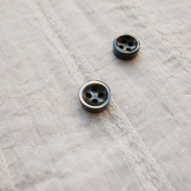 【厚みのあるボタン(4mm厚)】黒蝶貝貝ボタン#bt131 4穴10mm