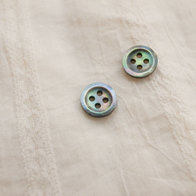 【丸型(定番 シンプルデザイン)】黒蝶貝ボタン#bt137 4穴10mm