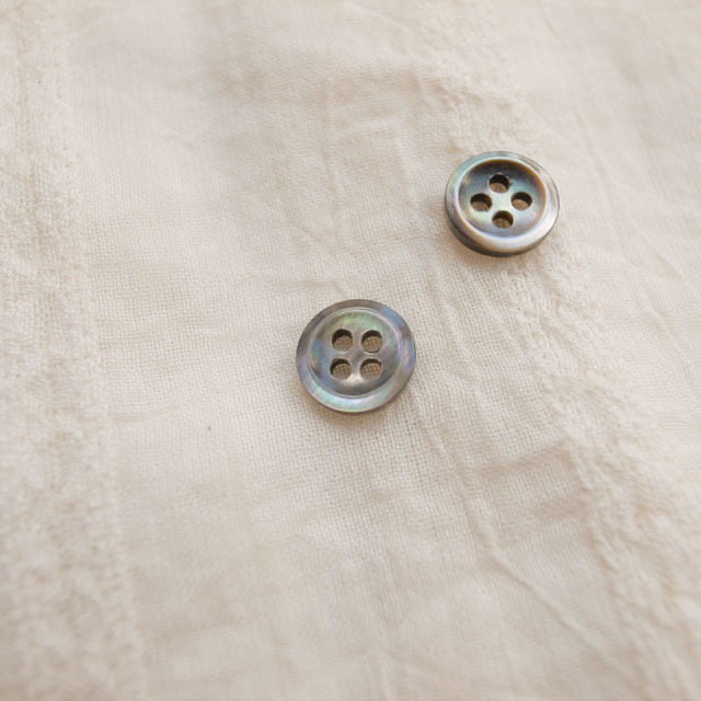 【丸型(定番 シンプルデザイン)】黒蝶貝ボタン#bt137 4穴9mm