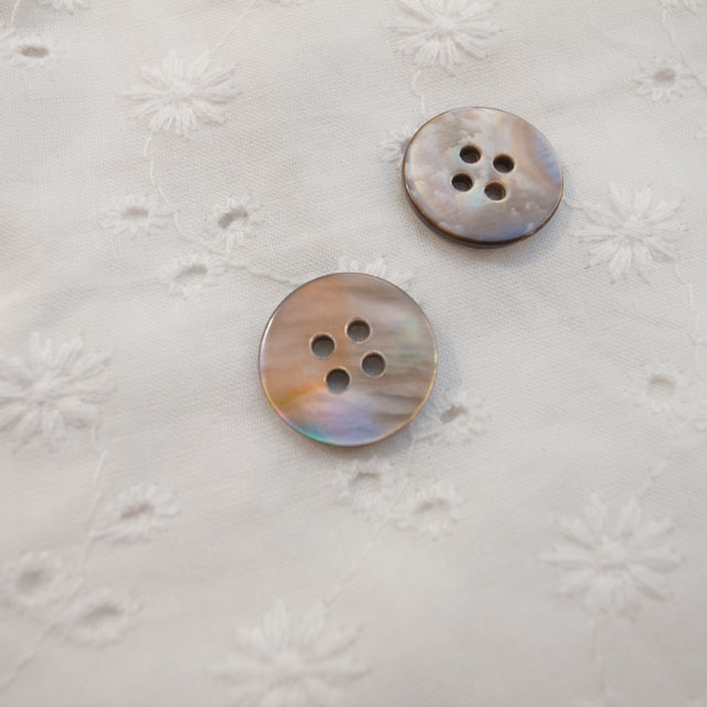 【丸型(定番)】茶蝶貝ボタン#00100 4穴15mm