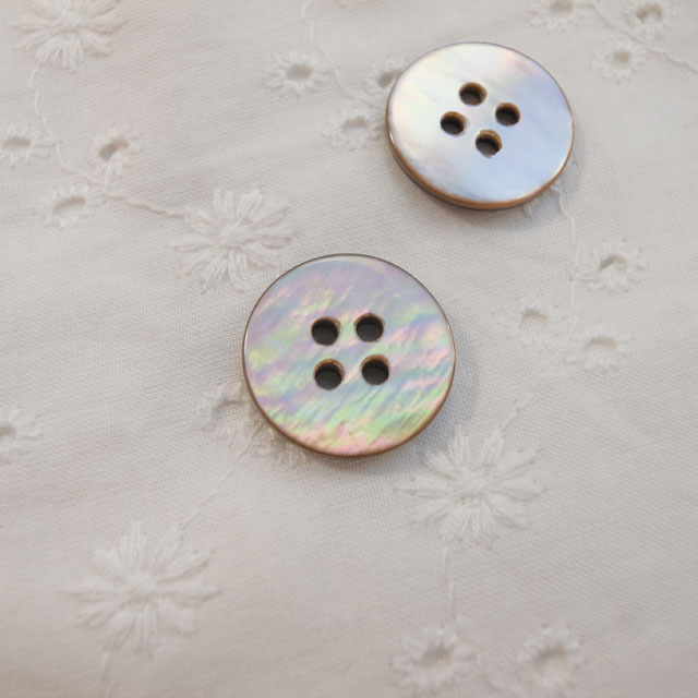 【丸型(定番)】茶蝶貝ボタン#00100 4穴18mm