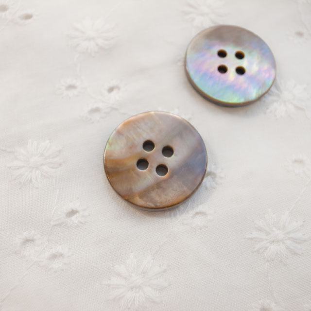 【丸型(定番)】茶蝶貝ボタン#00100 4穴20mm