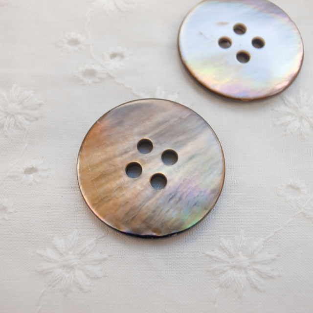 【丸型(定番)】茶蝶貝ボタン#00100 4穴25mm