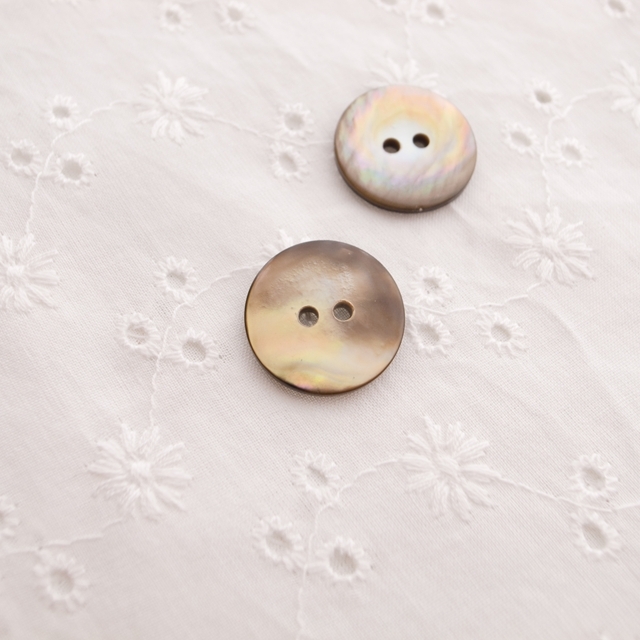 【丸型(定番)】茶蝶貝 貝ボタン#00150 2穴18mm