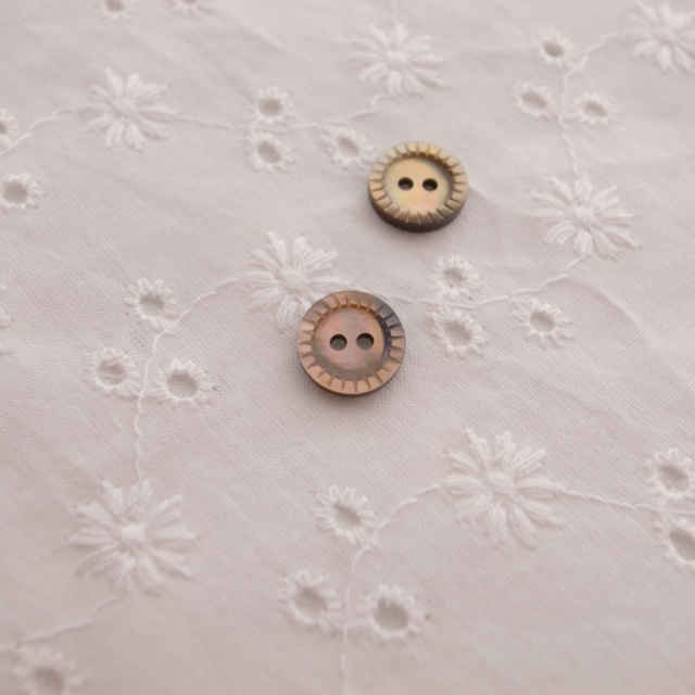 【丸型(定番 キザミ)】茶蝶貝ボタン#00180 2穴10mm