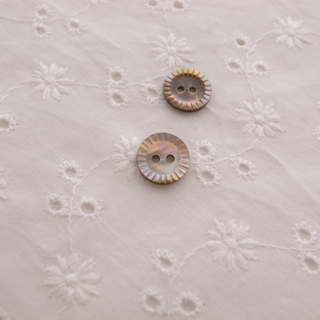 【丸型(定番 キザミ)】茶蝶貝ボタン#00180 2穴11.5mm