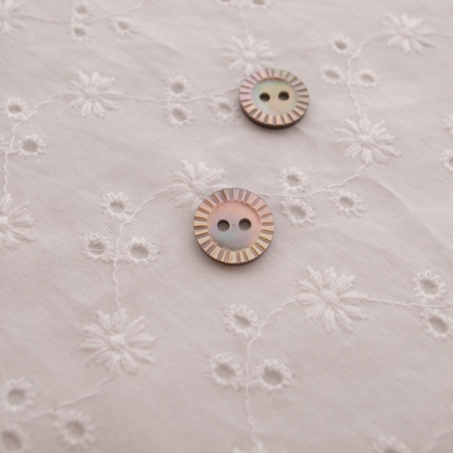 【丸型(定番 キザミ)】茶蝶貝ボタン#00180 2穴13mm