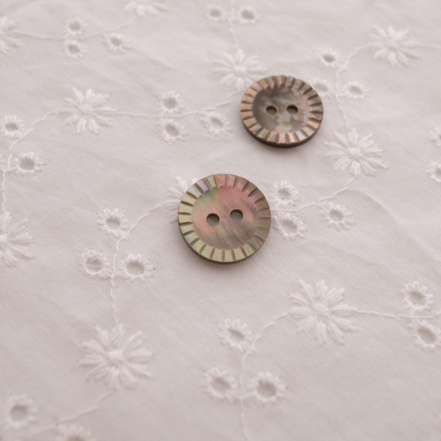 【丸型(定番 キザミ)】茶蝶貝ボタン#00180 2穴18mm