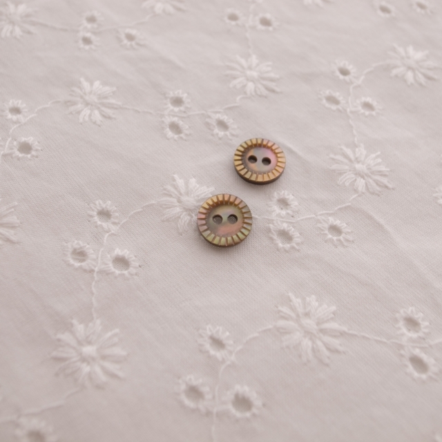 【丸型(定番 キザミ)】茶蝶貝ボタン#00180 2穴9mm