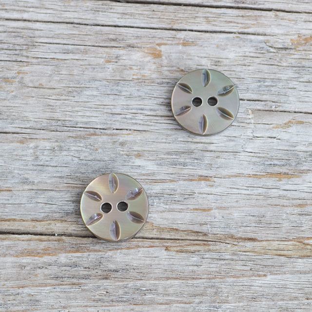 *限定品*【丸型(デザイン 花)】茶蝶貝ボタン#bt063 2穴10mm