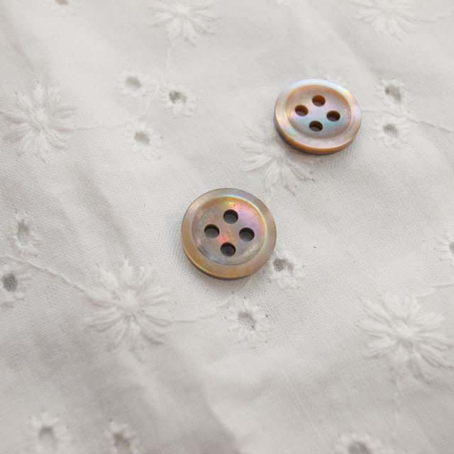【丸型(定番 シンプルデザイン)】茶蝶貝ボタン#bt137 4穴11.5mm