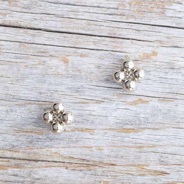 【花の形のボタン】スモールメタルボタン ＃BT250 １穴 9mm C/#UG ゴールド