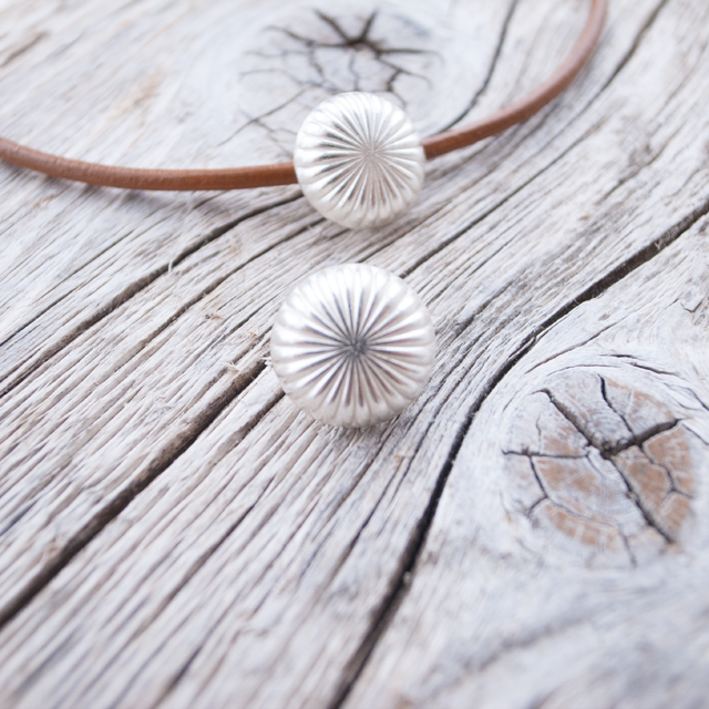 コンチョボタン