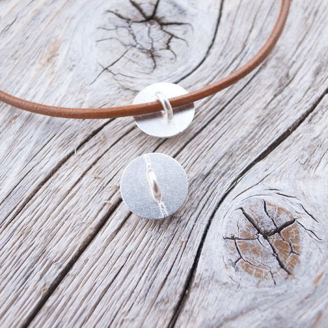 コンチョボタン