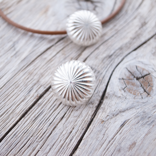 コンチョボタン