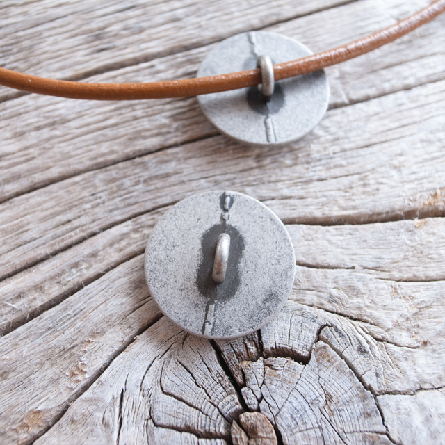 コンチョボタン