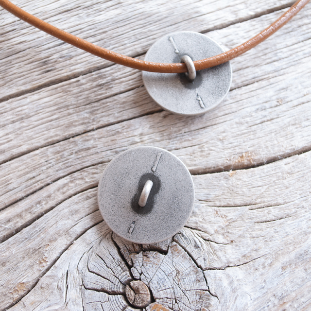 コンチョボタン