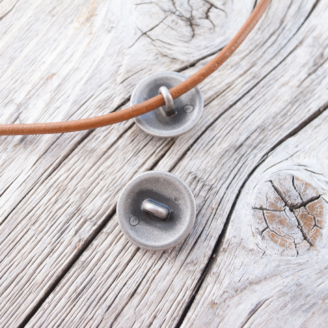 コンチョボタン