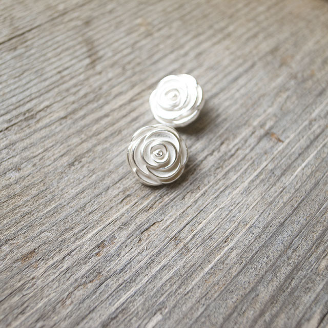 メタルボタン（バラの形のボタン） 13mm |装飾ボタンの卸通販