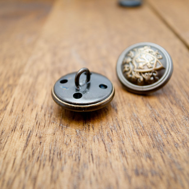【丸型(エンブレムボタン)】真鍮ボタン#DM108 1穴1８mm　C/#GBM
