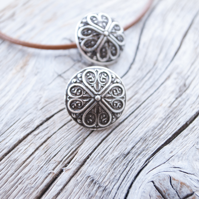 コンチョボタン