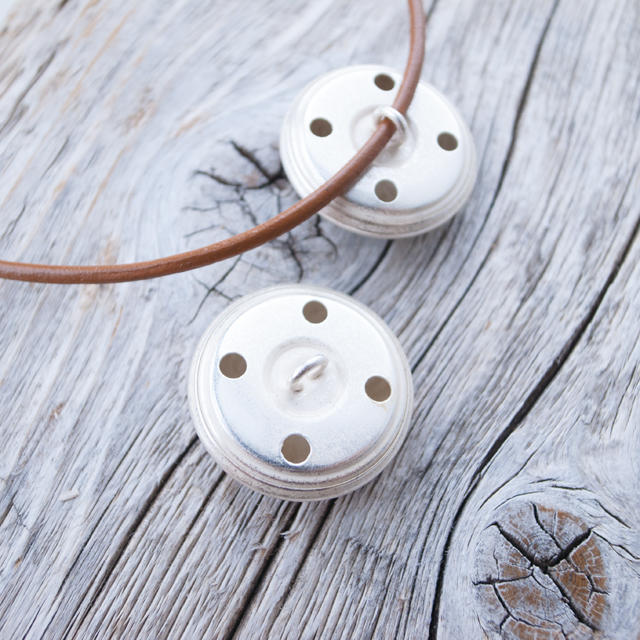 コンチョボタン