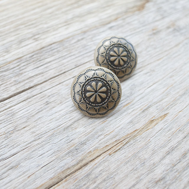 コンチョボタン