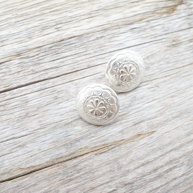 コンチョボタン