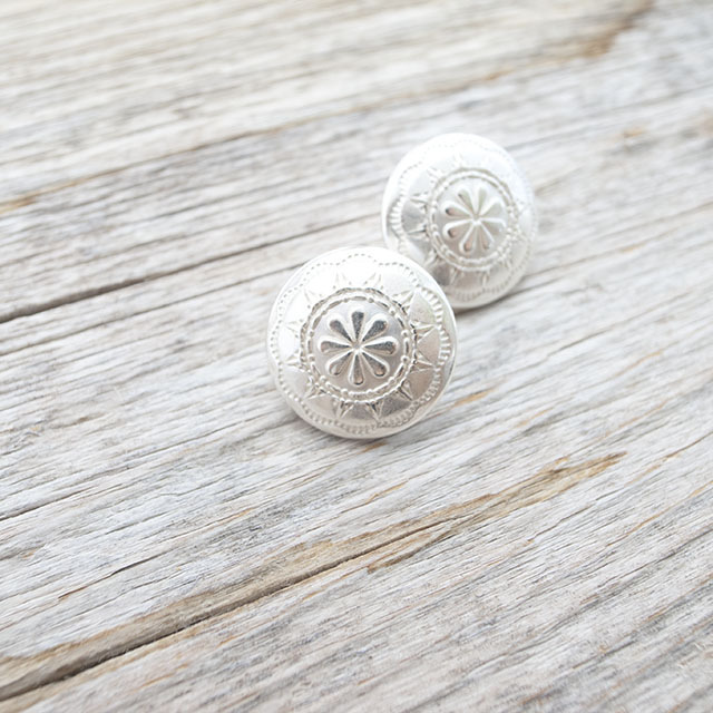 コンチョボタン