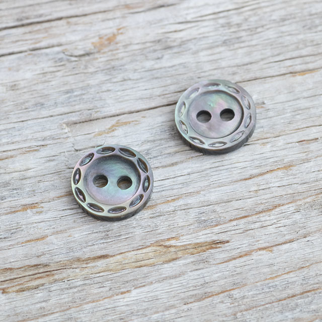 【丸型(デザイン ステッチ)】黒蝶貝ボタン#bt036 2穴10mm