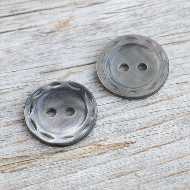 【丸型(デザイン ステッチ)】黒蝶貝ボタン#bt036 2穴15mm