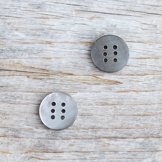 *限定品*【丸型 6穴ボタン】黒蝶貝ボタン#bt064 6穴11.5mm
