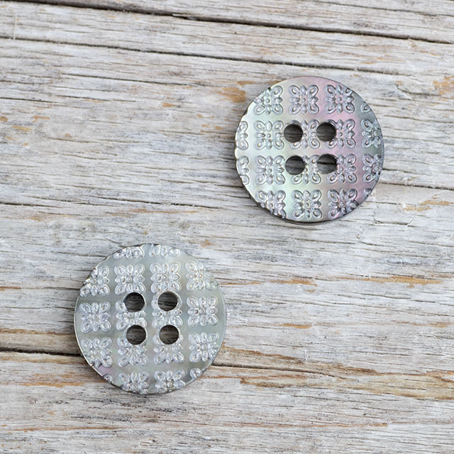 *限定品*【エスニック風デザイン】黒蝶貝エスニック柄彫 #bt112 4穴 15mm