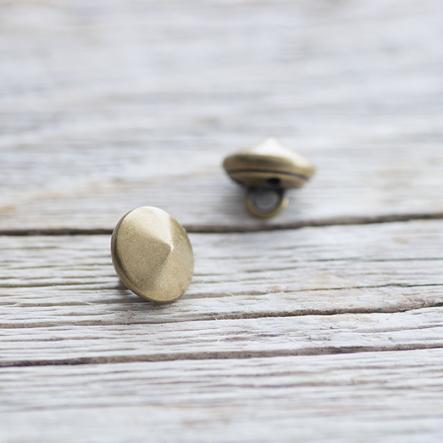 スタッズボタン