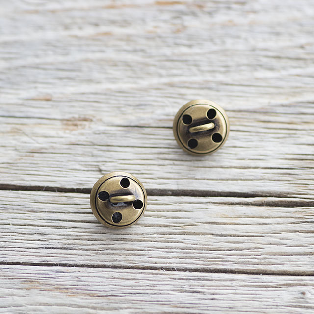 スタッズボタン