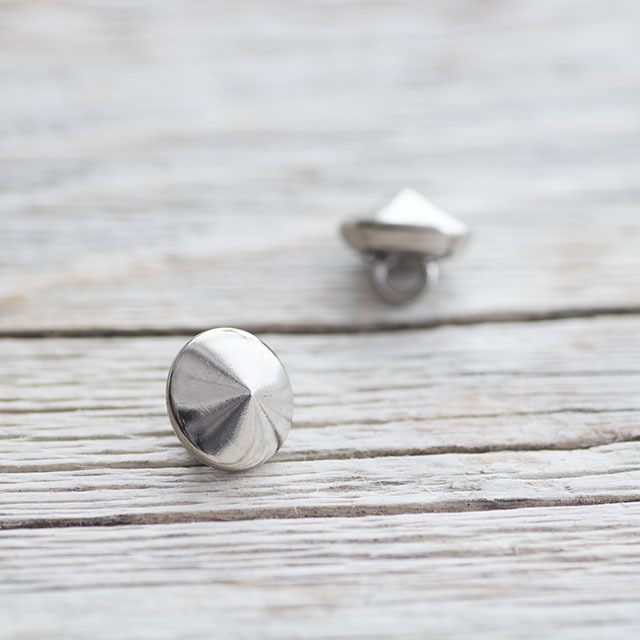 スタッズボタン