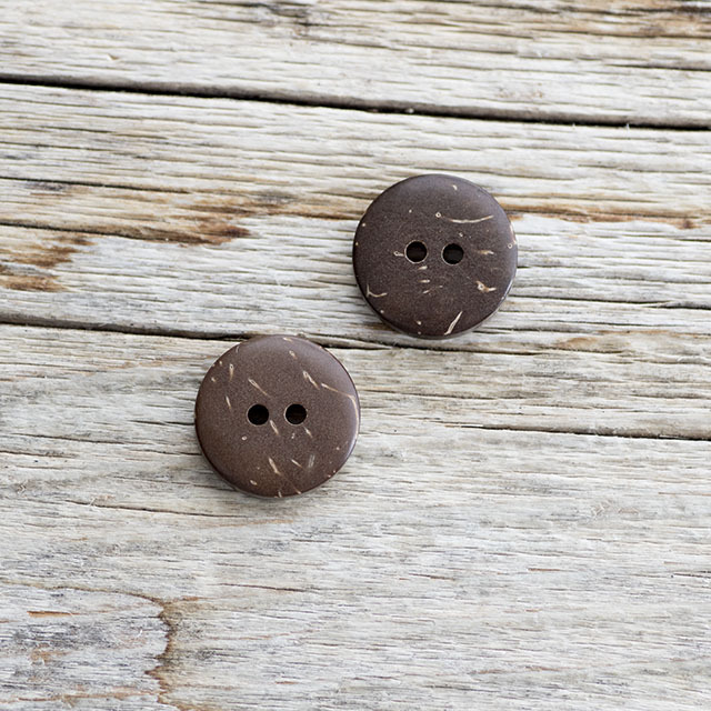ココナッツ（ヤシ）ボタン 15mm《ボタン専門店タカシマ》 ボタン
