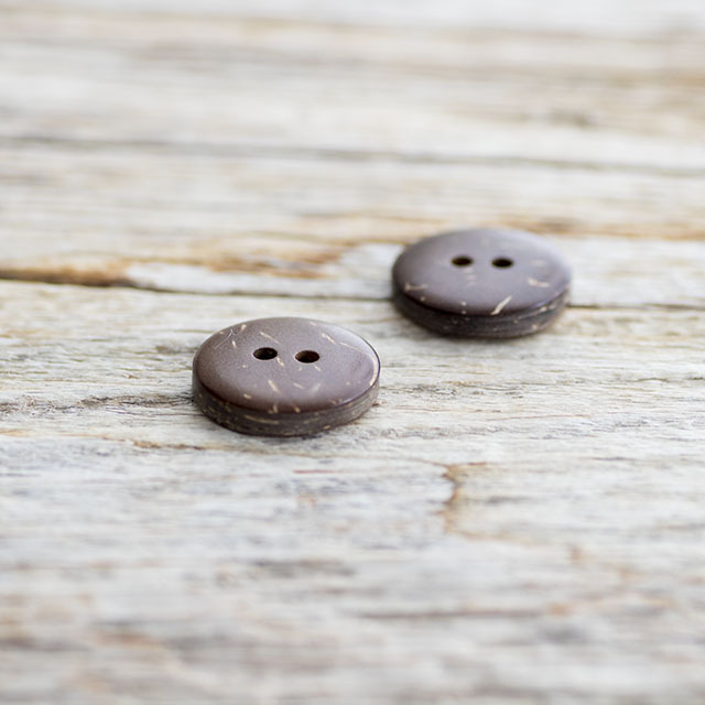 ココナッツ（ヤシ）ボタン 15mm《ボタン専門店タカシマ》 ボタン